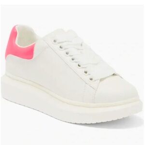NWT Steve Madden
Gaines Platform Sneaker